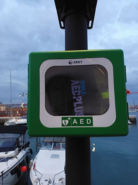 Zoll R Series Defibrillator photo 3