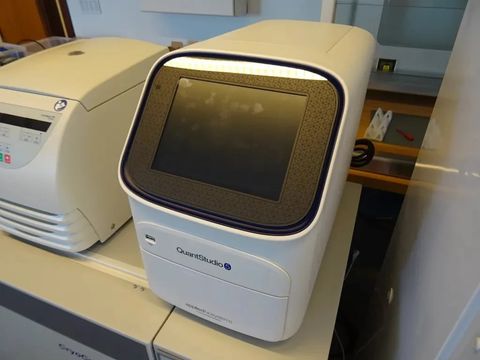 APPLIED BIOSYSTEMS QuantStudio 5 PCR Analyzer